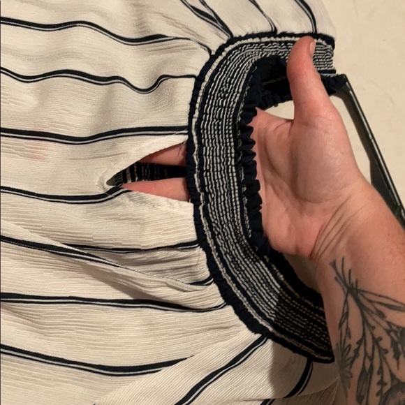 Off the shoulder Blouse - Picture 2 of 3